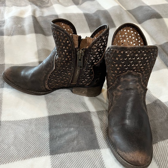 Brown soft leather booties. - Picture 4 of 7